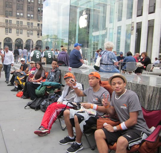 Schlange stehen fürs iPhone 5 - Apple Store New York