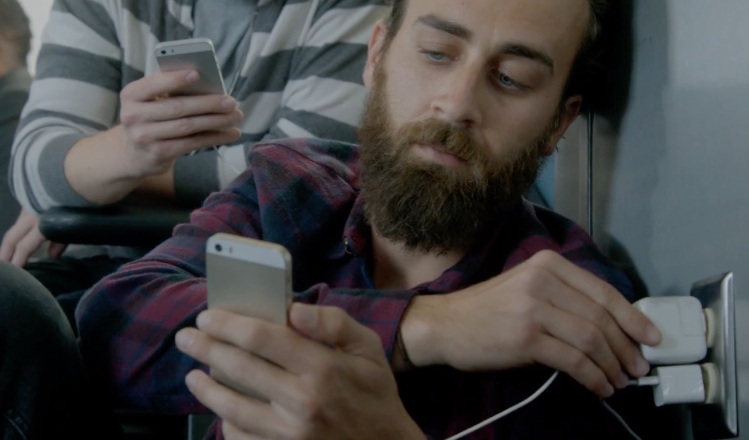 Samsung Anti-iPhone Werbung: Kuscheln an der Steckdose (Video) 4