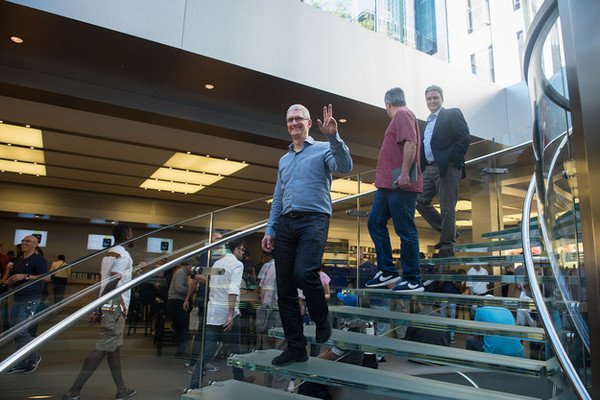 Apple Watch: Tim Cook trägt Prototyp des Watch-Blutzuckermessgerät 1