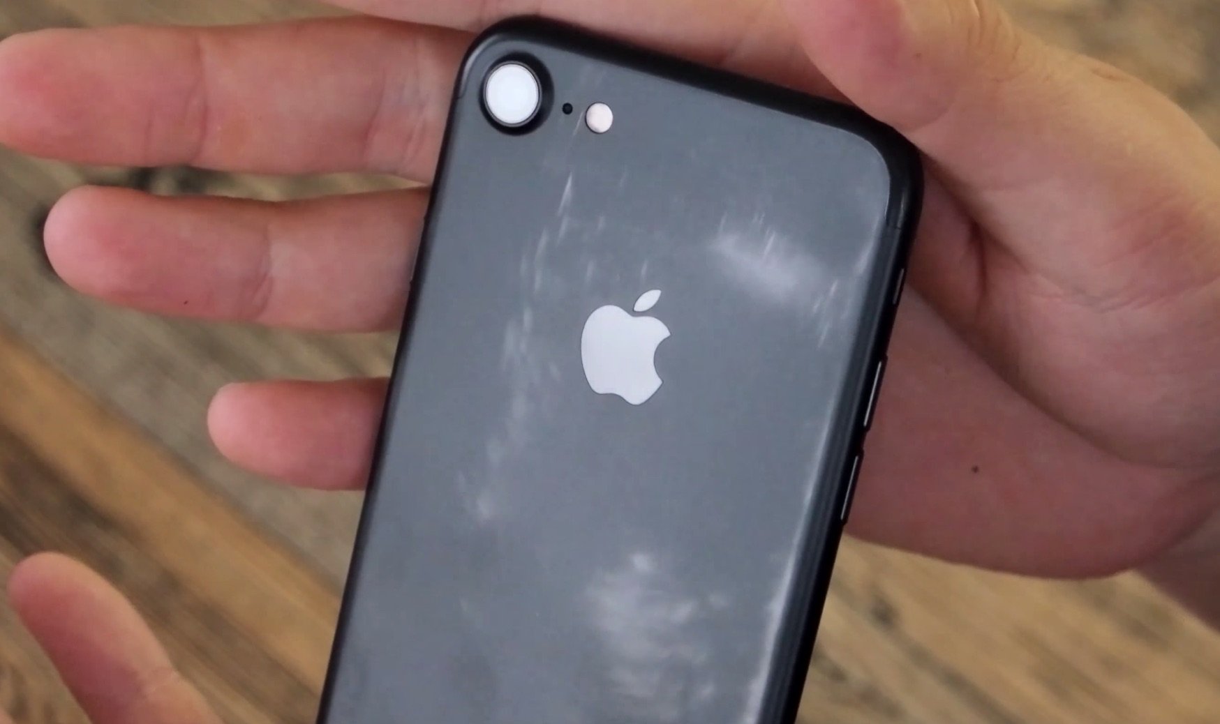 Neue Farbprobleme: schwarzes iPhone 7 verliert Matt-Effekt durch Nutzung? 7